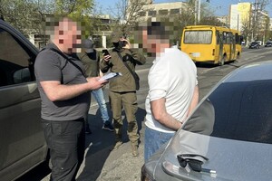 Начальника митного поста Одеської митниці та його спільницю спіймали на хабарі фото 2