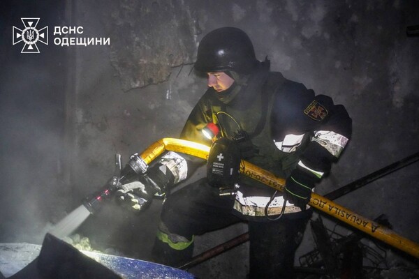 Из-за атаки &quot;шахедов&quot; ночью в Одессе пострадали девять человек и 14 квартир (фото, видео, обновлено) фото 1