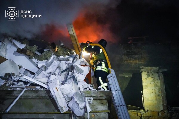 Через атаку &quot;шахедів&quot; вночі в Одесі постраждали дев'ятеро людей та 14 квартир (фото, відео, оновлено) фото 6