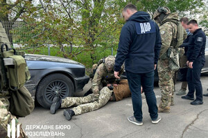 Обіцяв за хабар оформити інвалідність матері бійця: на Одещині затримали військовослужбовця фото 1