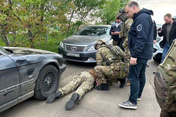 Обещал за взятку оформить инвалидность матери бойца: в Одесской области задержали военнослужащего фото 4