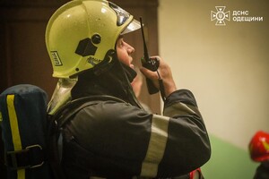В Одесі на Дерибасівській спалахнула пожежа в житловому будинку фото