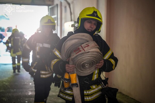 В Одессе на Дерибасовской вспыхнул пожар в жилом доме фото 2