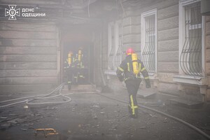 В Одессе на Дерибасовской вспыхнул пожар в жилом доме фото 3