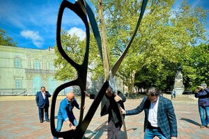 На Думской площади появилась новая скульптура фото 4