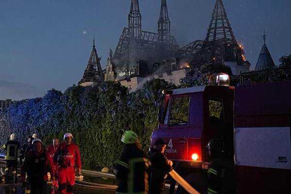 Після ракетного удару в Одесі практично згорів дах &quot;Замку Гаррі Поттера&quot;: постраждав Ківалов (відео) фото 1