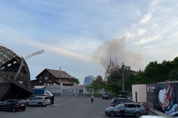 После ракетного удара в Одессе практически сгорела крыша &quot;Замка Гарри Поттера&quot;: пострадал Кивалов (видео) фото 3