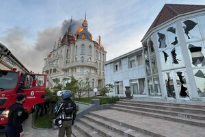 После ракетного удара в Одессе практически сгорела крыша &quot;Замка Гарри Поттера&quot;: пострадал Кивалов (видео) фото 4