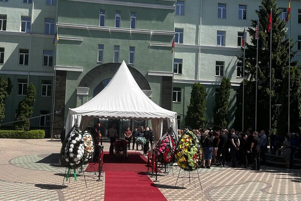 Загинули від російського удару: в Одесі попрощалися із проректором МГУ Борисом Васильєвим та собакою Кєтті фото 6