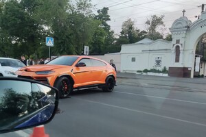 В Одессе произошло ДТП с участием кроссовера Lamborghini Urus стоимостью около 300 тысяч долларов фото 2