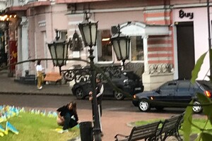 В Одесі затримали жінку, яка здійснила наругу над прапорцями полеглих Героїв фото