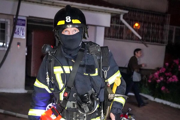 Пожар на Бугаевской тушили почти 30 спасателей: есть пострадавшая (фото, видео) фото
