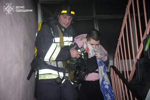 Пожежу на Бугаєвській гасили майже 30 рятувальників: є постраждала (фото, відео) фото 4