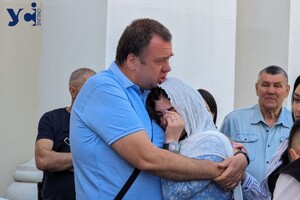 В Одесі відбулося прощання з чотирирічною Златою, яка загинула від російського удару фото