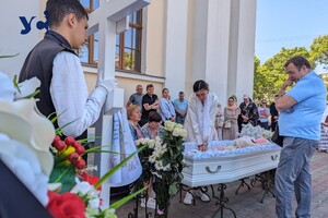 В Одессе состоялось прощание с четырехлетней Златой, погибшей от российского удара фото 4