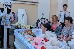 В Одесі відбулося прощання з чотирирічною Златою, яка загинула від російського удару фото 5