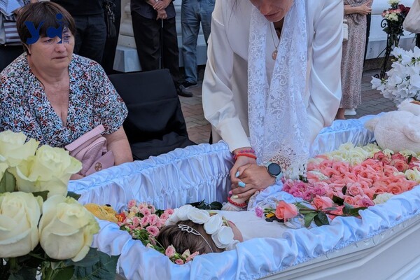 В Одесі відбулося прощання з чотирирічною Златою, яка загинула від російського удару фото 6