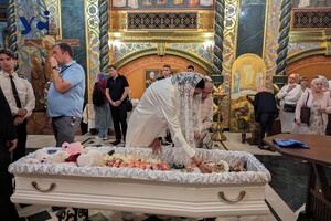 В Одесі відбулося прощання з чотирирічною Златою, яка загинула від російського удару фото 9