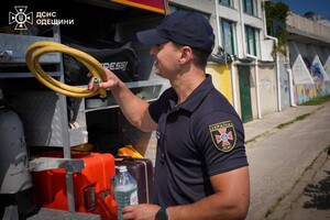 В Одесі 20-річну поліцейську з Рівного змило хвилею в море: дівчину шукають рятувальники фото 5