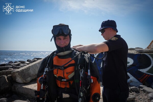 В Одессе 20-летнюю полицейскую из Ровно смыло волной в море: девушку ищут спасатели фото 9