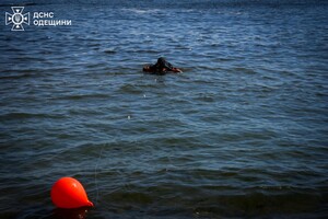 В Одессе 20-летнюю полицейскую из Ровно смыло волной в море: девушку ищут спасатели фото 10