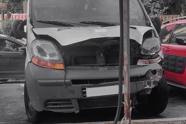 В Одесі невідомі підпалили евакуаційне авто бойового медика фото 3