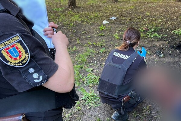 В Одесі в парку виявили тіло чоловіка поряд з уламками гранати фото