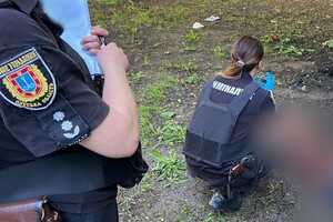 В Одесі в парку виявили тіло чоловіка поряд з уламками гранати фото
