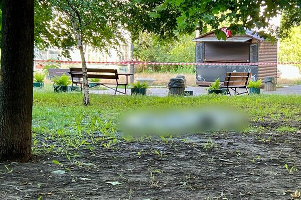 В Одесі в парку виявили тіло чоловіка поряд з уламками гранати фото 4