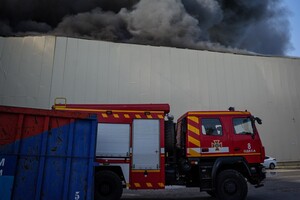 Рятувальники показали, як гасили масштабну пожежу після &quot;прильоту&quot; в Одесі: задіяли потяг фото 2