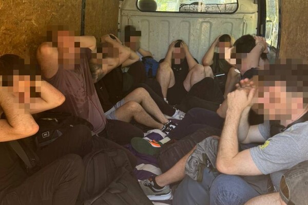 За 18,5 тисяч доларів: поліцейський з Одеської області намагався переправити 47 ухилянтів до ПМР фото