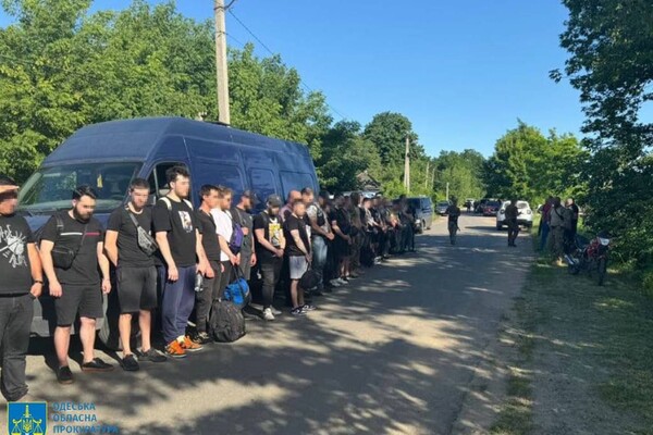 За 18,5 тисяч доларів: поліцейський з Одеської області намагався переправити 47 ухилянтів до ПМР фото 3