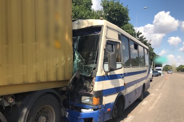 В Одессе маршрутка врезалась в грузовик: есть много пострадавших среди пассажиров фото