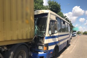 В Одесі маршрутка врізалася у вантажівку: є багато постраждалих серед пасажирів фото