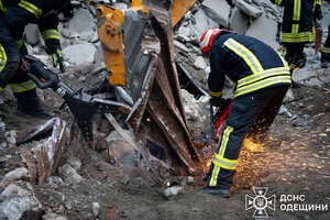 Трагедия в Одесском порту: под завалами склада один мужчина погиб, а другой получил ранения фото