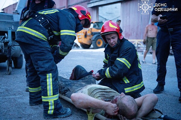 Трагедия в Одесском порту: под завалами склада один мужчина погиб, а другой получил ранения фото 1