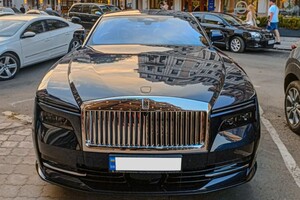 В Одесі помітили електромобіль Rolls-Royce Spectre фото