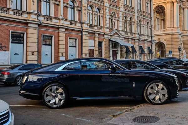 В Одессе заметили электромобиль Rolls-Royce Spectre фото 2