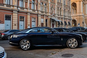 В Одессе заметили электромобиль Rolls-Royce Spectre фото 2