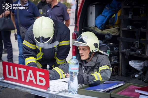 На Софіївській горить будинок: рятують людей (оновлюється) фото 2