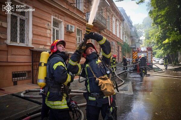 На Софіївській горить будинок: рятують людей (оновлюється) фото 12