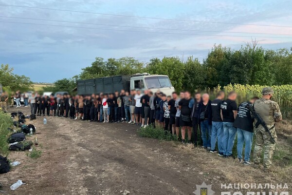 На Одещині в &quot;КАМАЗІ&quot; затримали 48 військовозобов'язаних, які намагалися втекти до ПМР фото 2