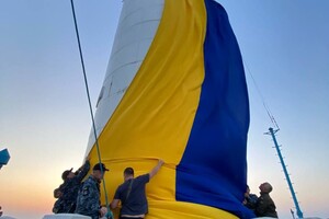 День флага Украины: огромное полотно развернули на Потемкинской лестнице и маяке  фото 1