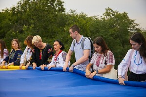 День флага Украины: огромное полотно развернули на Потемкинской лестнице и маяке  фото 5