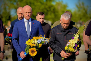 Забіг у вишиванках і вшанування пам'яті Героїв: як Одеса відзначає День Незалежності фото 6