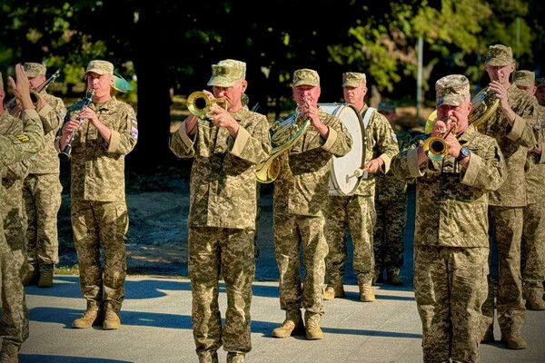 Забег в вышиванках и почтение памяти Героев: как Одесса отмечает День Независимости фото 13