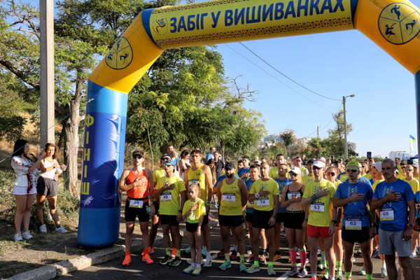 Забіг у вишиванках і вшанування пам'яті Героїв: як Одеса відзначає День Незалежності фото 14