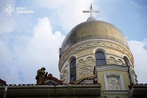 Утром в один из куполов храма Свято-Иверского мужского монастыря ударила молния  фото