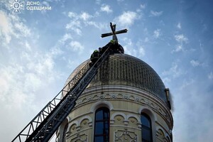 Утром в один из куполов храма Свято-Иверского мужского монастыря ударила молния  фото 1