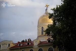 Утром в один из куполов храма Свято-Иверского мужского монастыря ударила молния  фото 3